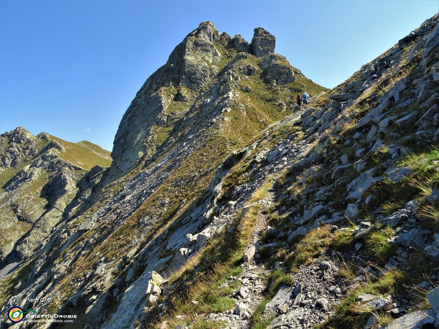 50 Aggirato a sx il grande sperone roccioso ora ci aspetta la ripida salita impegnativa che richiede l'uso delle mani.JPG